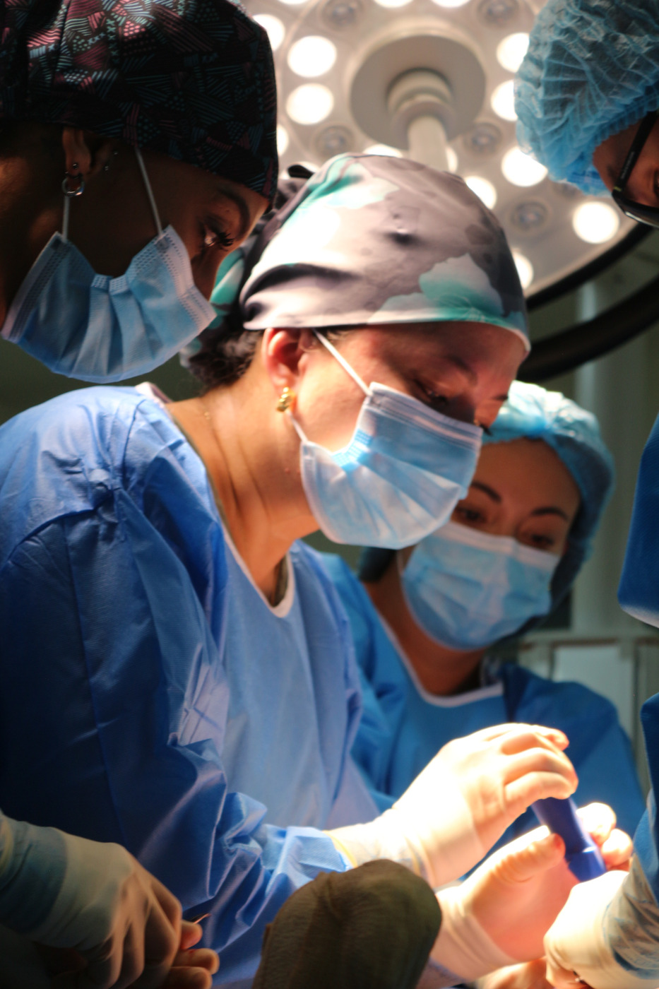 Detalle del procedimiento quirúrgico y técnica médica