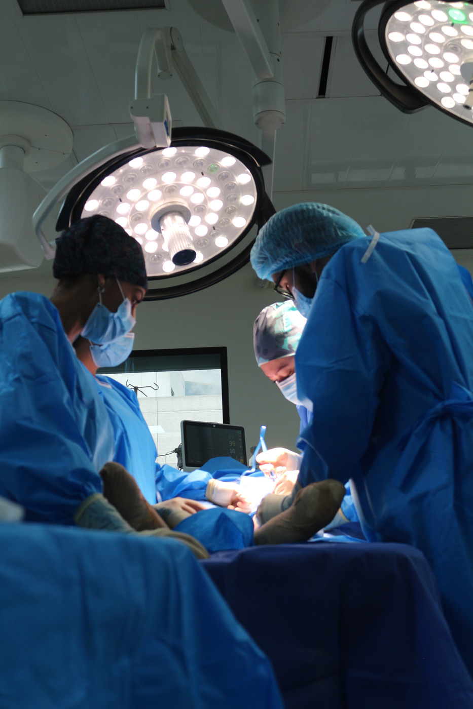 Equipo médico de Ortopedia Arias bajo iluminación clínica